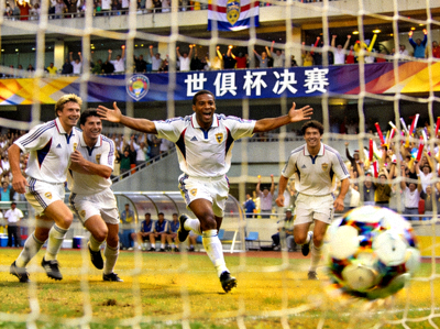世俱杯经典决赛中球员加时赛破门庆祝的历史照片